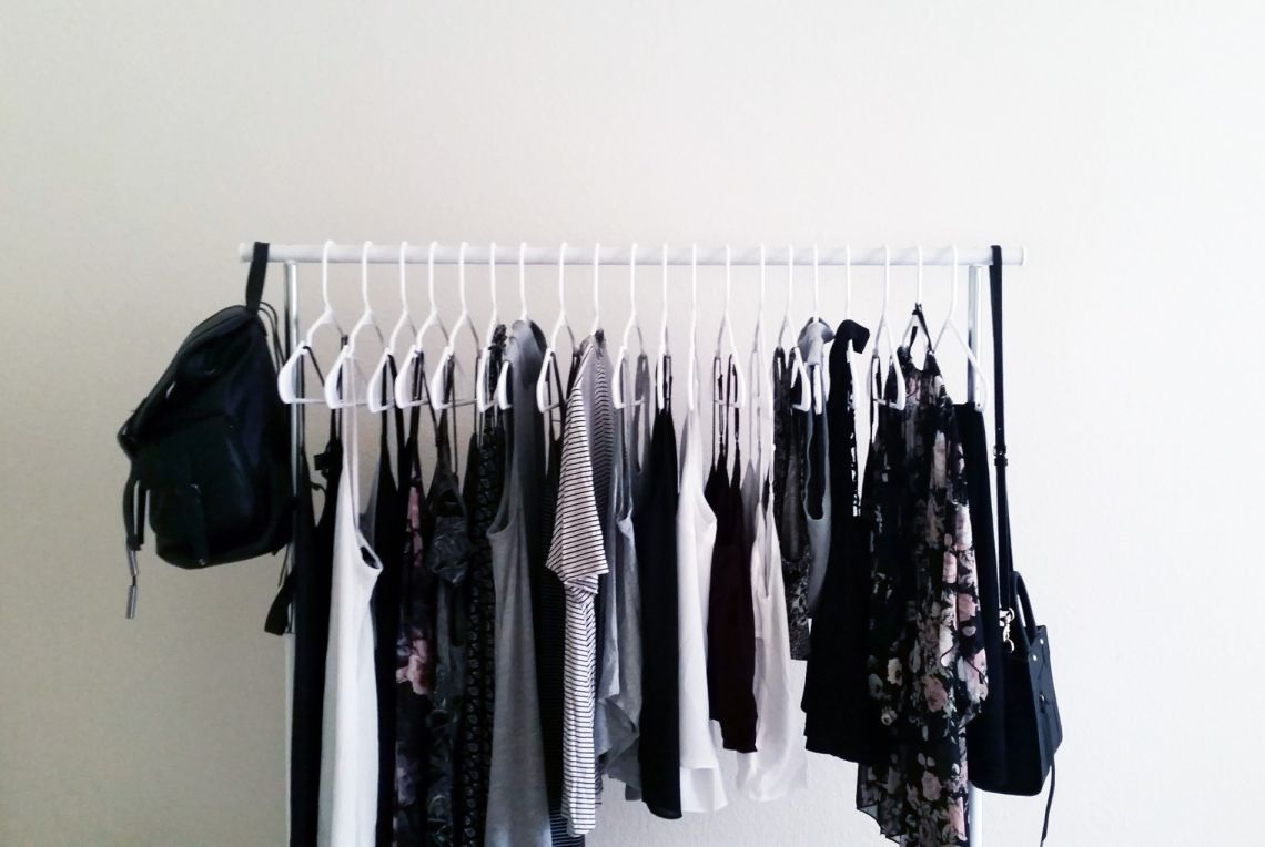 Capsule Wardrobe - Cum să te îmbraci cu doar 37 de obiecte vestimentare în fiecare sezon