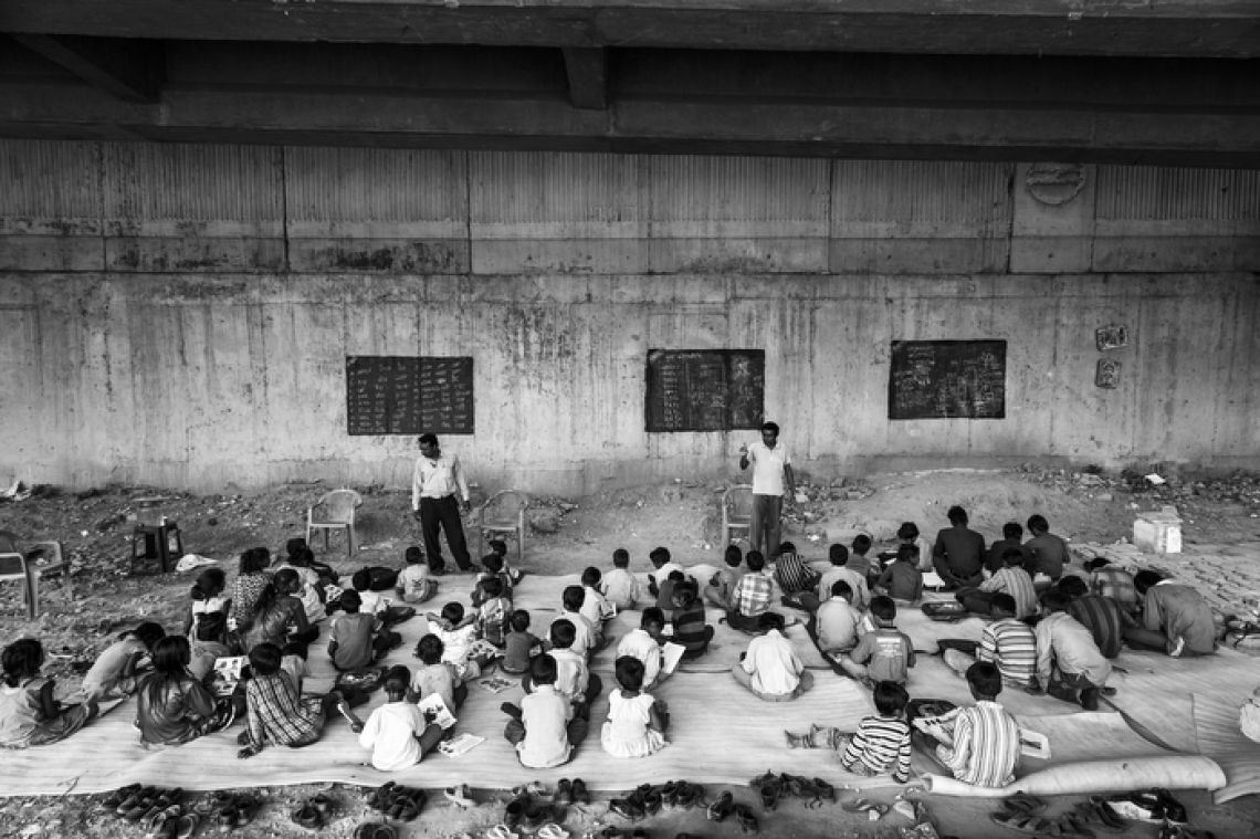 ȘCOALA DE SUB PODUL NEW DELHI
